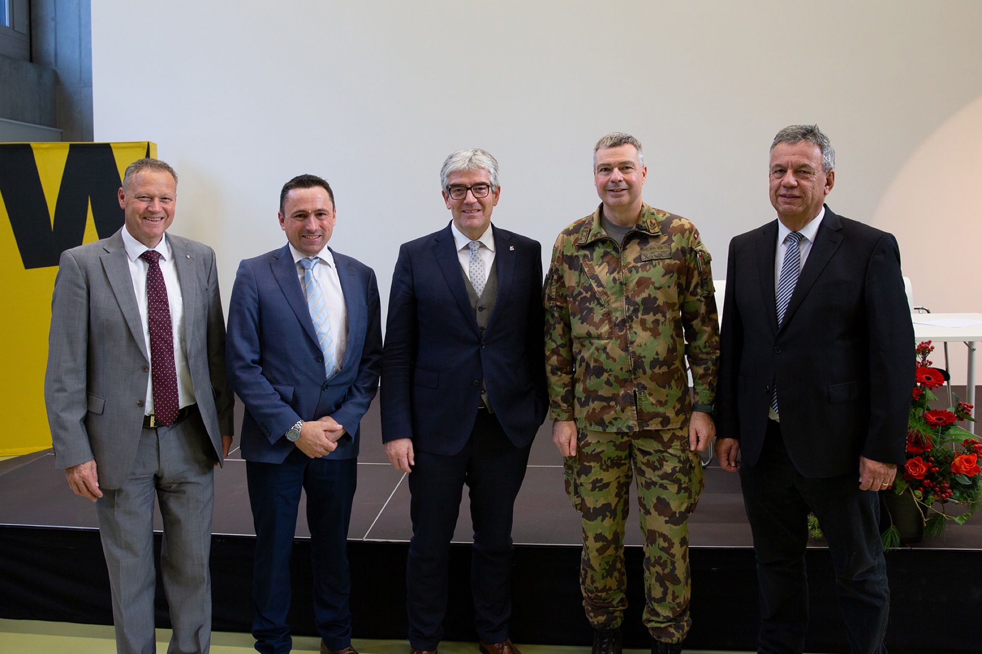 Gruppe_.jpg Stefan Eisenring (Direktor ibW), Remi Crameri (Leiter strategische Projekte ibW), Jon Domenic Parolini (Regierungsrat Graubünden), Hans-Peter Walser (Chef Kommando Ausbildung Schweizer Armee) und Jürg Michel (Präsident ibW) freuen sich nach der Unterzeichnung der Kooperation.