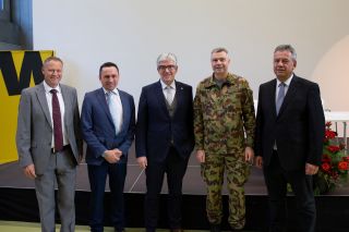 Stefan Eisenring (Direktor ibW), Remi Crameri (Leiter strategische Projekte ibW), Jon Domenic Parolini (Regierungsrat Graubünden), Hans-Peter Walser (Chef Kommando Ausbildung Schweizer Armee) und Jürg Michel (Präsident ibW) freuen sich nach der Unterzeichnung der Kooperation.